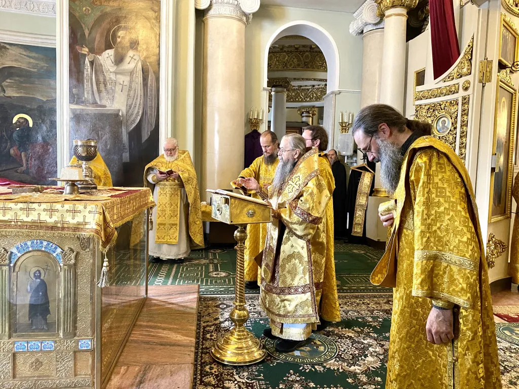 Божественная Литургия в Троицком соборе в Неделю 9-ю по Пятидесятнице