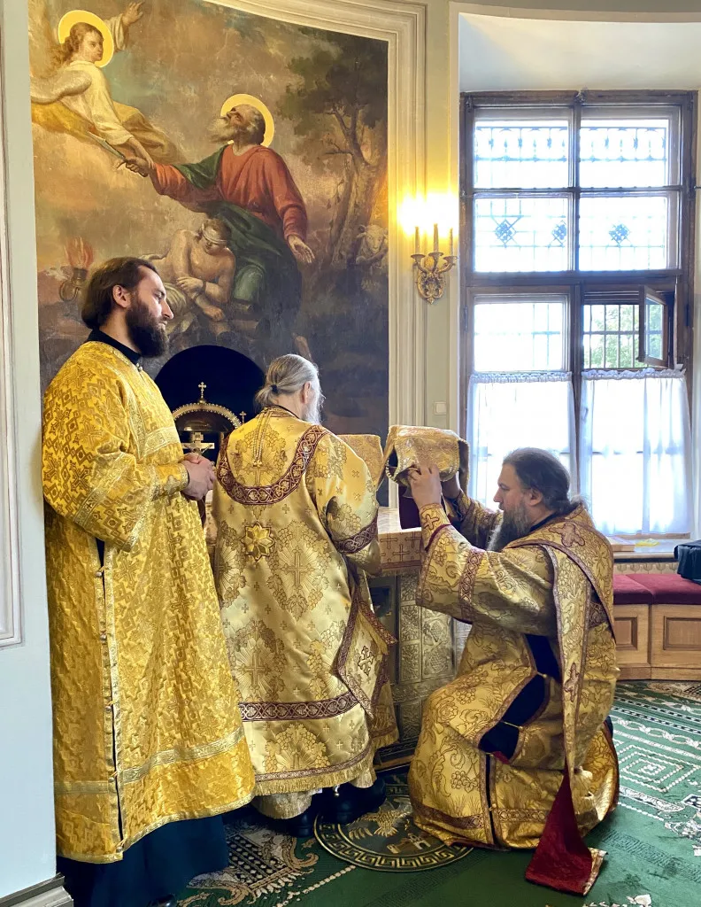 Божественная Литургия в Троицком соборе в Неделю 10-ю по Пятидесятнице