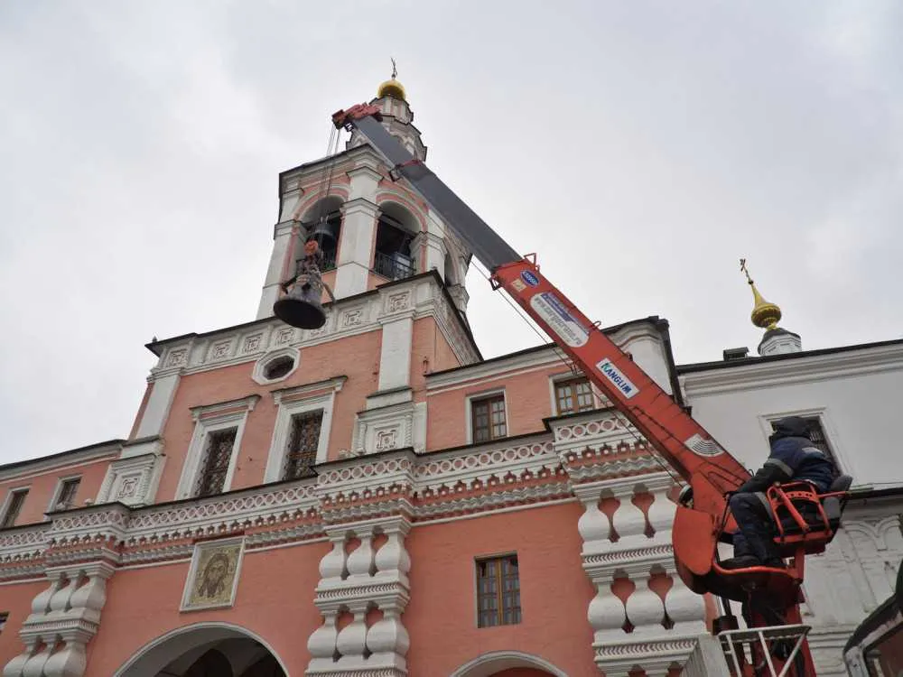 На колокольню Данилова монастыря поднят новый колокол