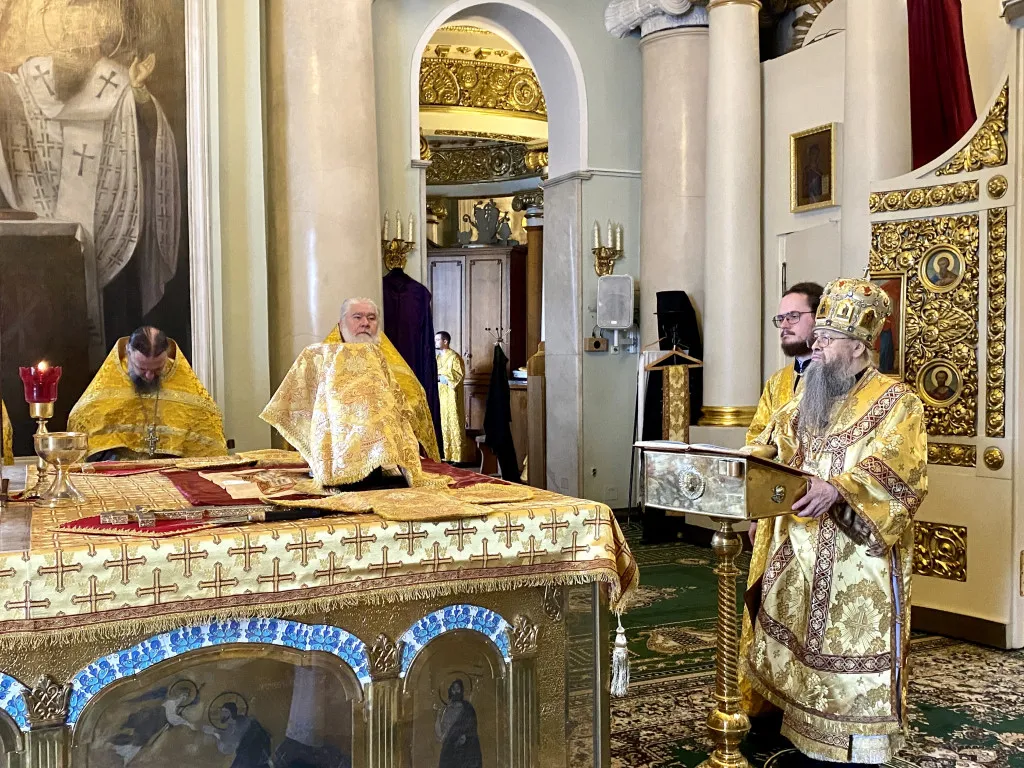 Божественная Литургия в Троицком соборе в Неделю 3-ю по Пятидесятнице