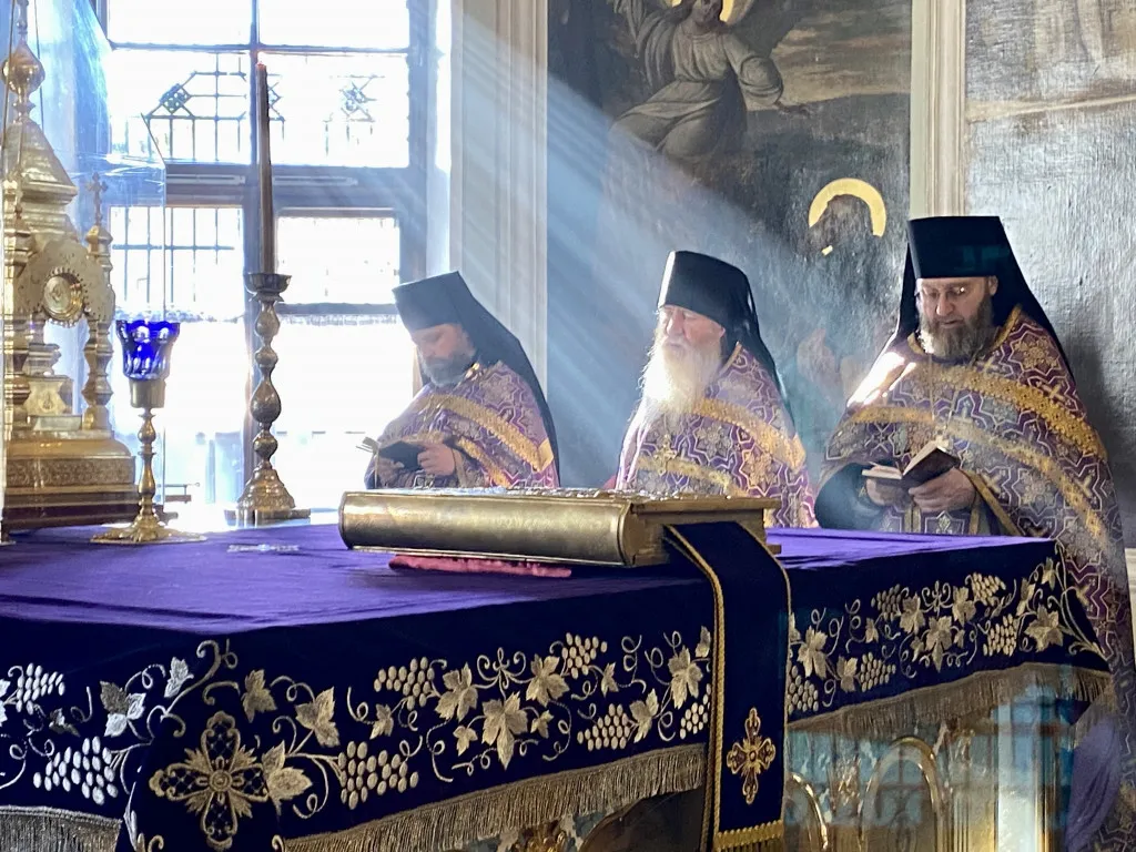 Божественная Литургия в Троицком соборе в Неделю 3-ю Великого поста, Крестопоклонную