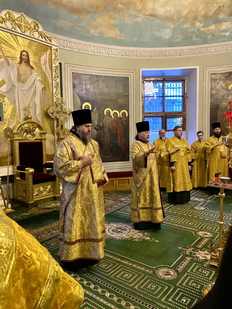 Божественная Литургия в Троицком соборе в Неделю 27-ю по Пятидесятнице