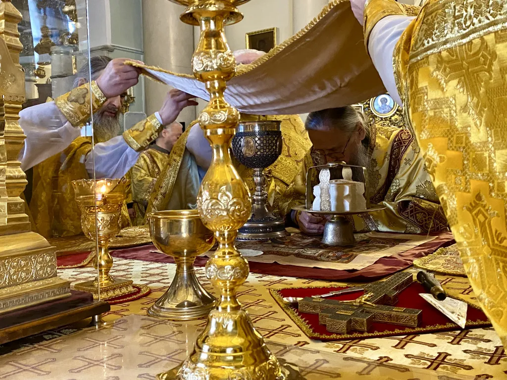 Божественная Литургия в Троицком соборе в Неделю 17-ю по Пятидесятнице