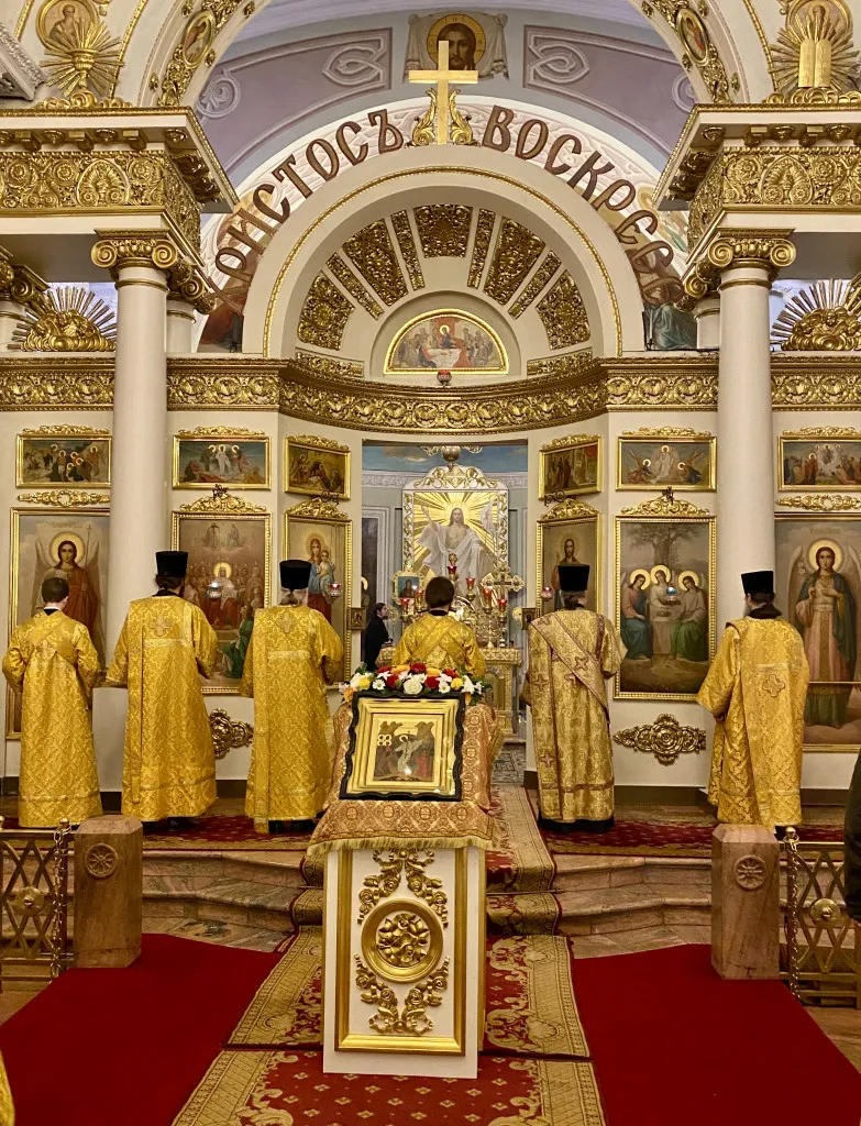 Божественная Литургия в Троицком соборе в Неделю 22-ю по Пятидесятнице