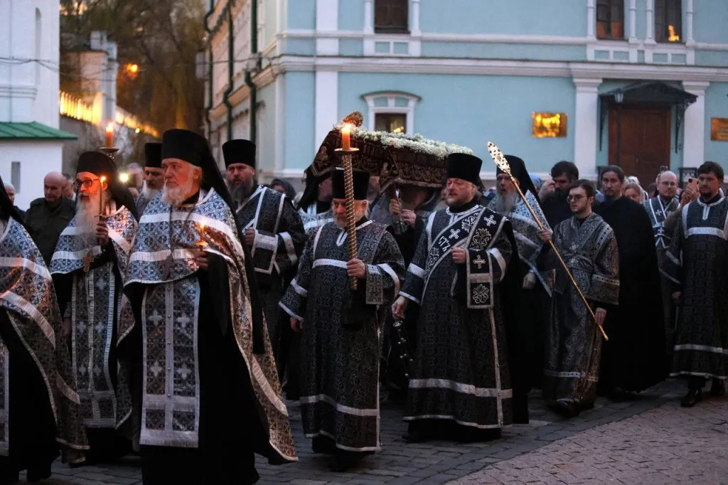 В канун Великой Субботы епископ Алексий возглавил утреню с чином погребения в Даниловой обители
