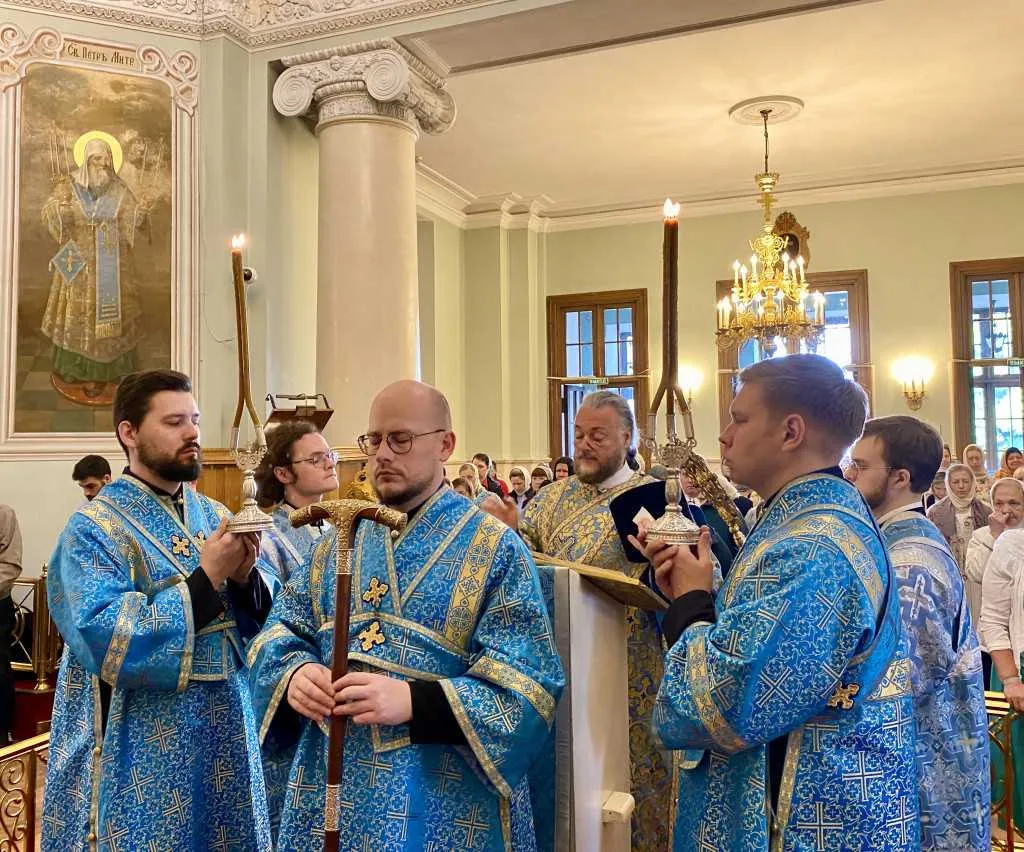 Божественная Литургия в Троицком соборе в Неделю 16-ю по Пятидесятнице