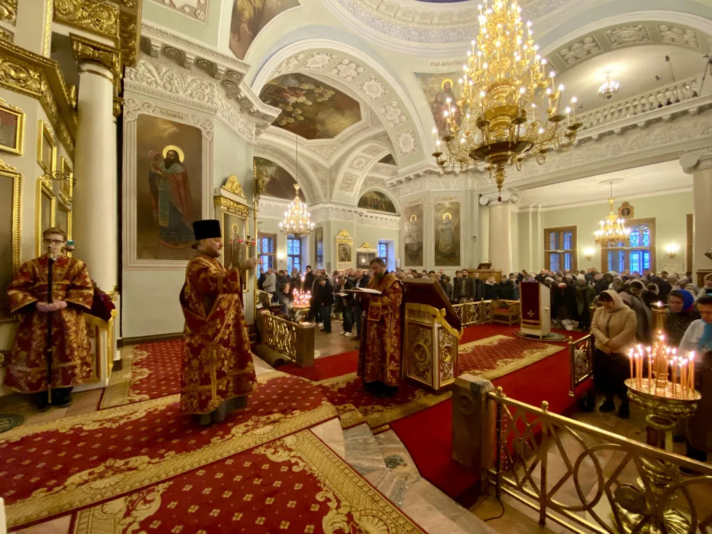 Божественная Литургия в Троицком соборе в Неделю 16-ю по Пятидесятнице