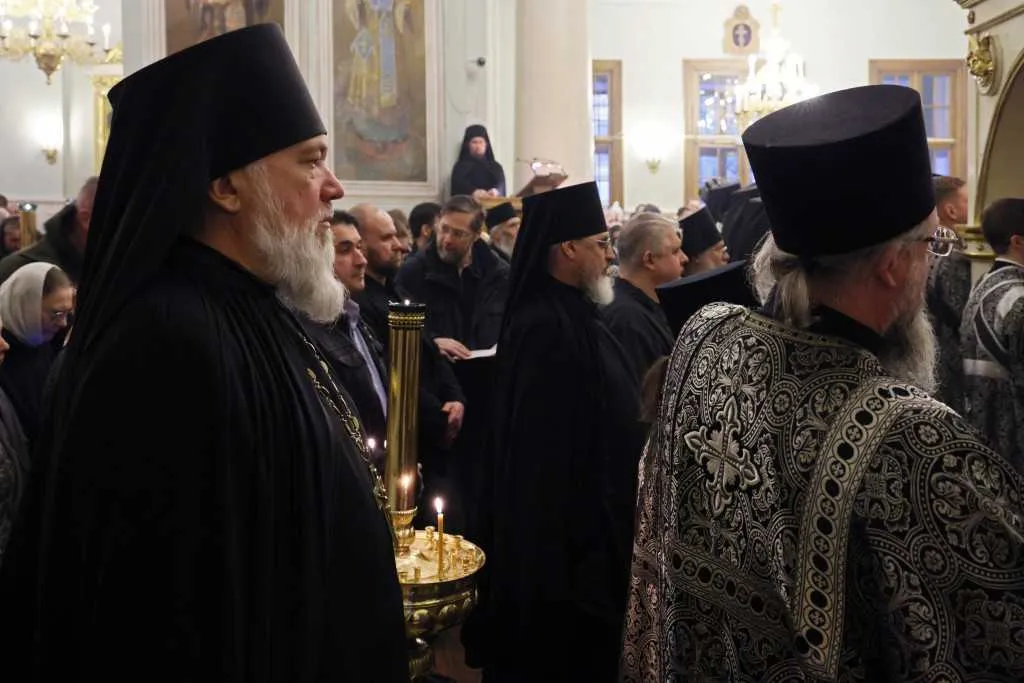 В канун Великой Субботы епископ Алексий совершил утреню с чином погребения Господа нашего Иисуса Христа