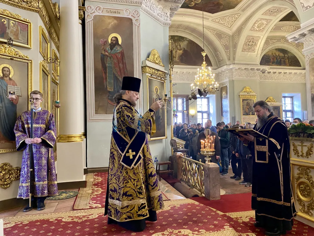 В Неделю четвертую Великого поста епископ Алексий совершил Божественную Литургию в Даниловом монастыре