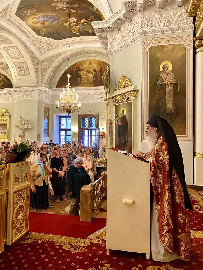 В Неделю 17-ю по Пятидесятнице епископ Алексий совершил Божественную Литургию в Троицком соборе