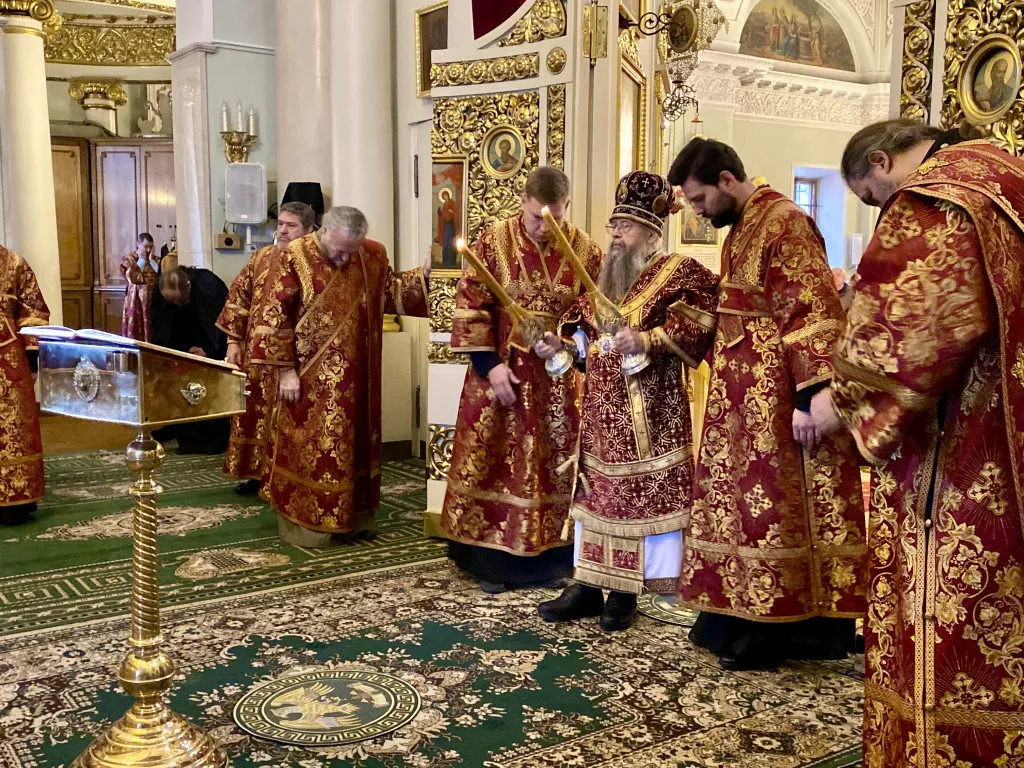 Божественная Литургия в Троицком соборе в Неделю 16-ю по Пятидесятнице