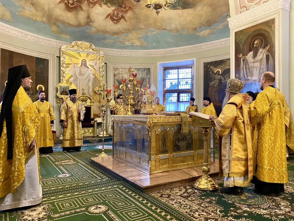 Божественная Литургия в Троицком соборе в Неделю 21-ю по Пятидесятнице