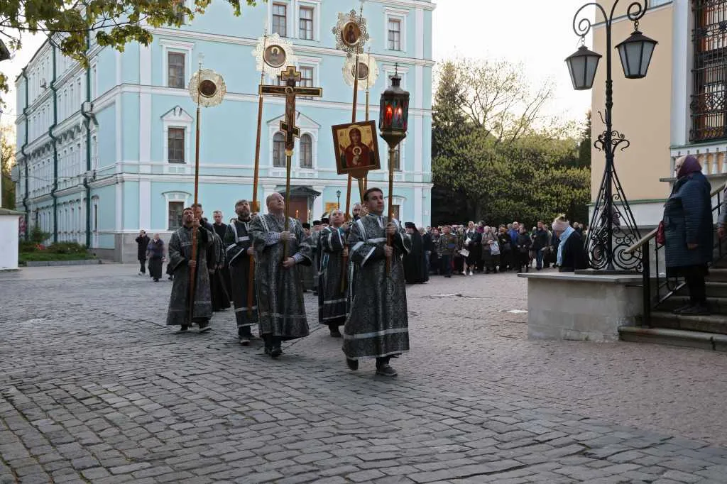 В канун Великой Субботы епископ Алексий совершил утреню с чином погребения Господа нашего Иисуса Христа