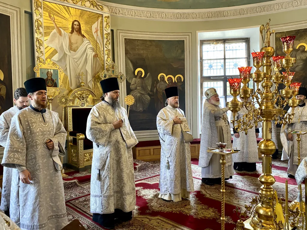 Божественная Литургия в Троицком соборе в Неделю 7-ю по Пасхе, святых отцов Первого Вселенского Собора