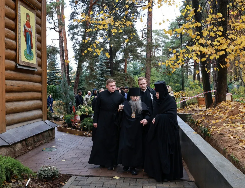 В праздник Покрова Божией Матери епископ Алексий возглавил престольные торжества на подворье Зачатьевского монастыря в Барвихе