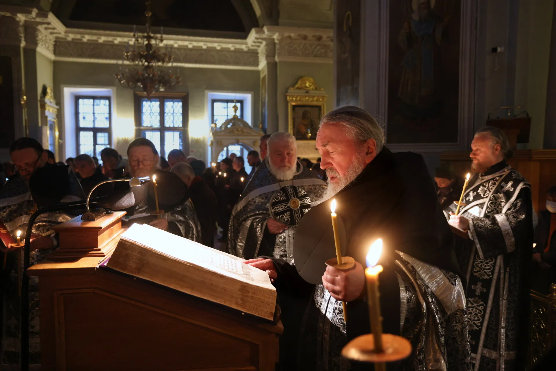 В Даниловом монастыре совершена утреня Великого Пятка с чтением двенадцати  Страстных Евангелий
