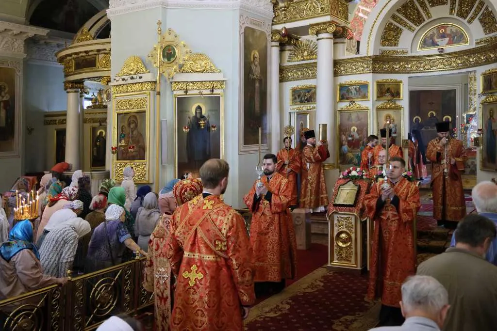 Торжественное богослужение в Неделю 5-ю по Пасхе, день памяти святителя Алексия Московского