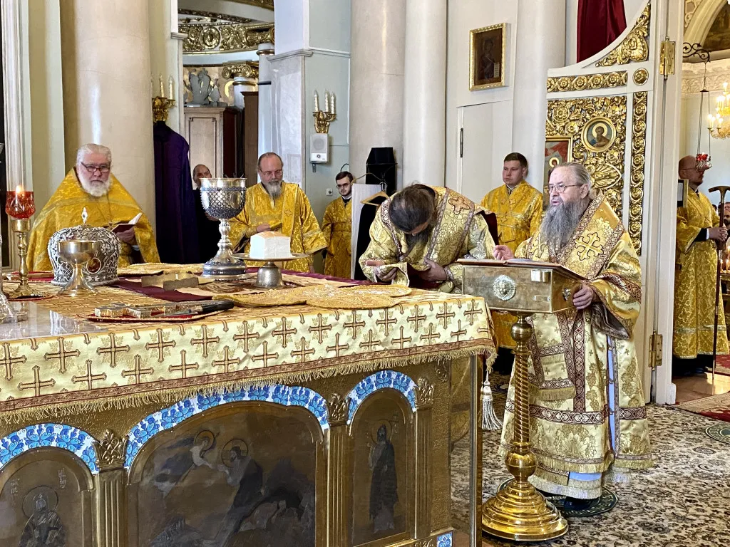 Божественная Литургия в Троицком соборе в Неделю 5-ю по Пятидесятнице