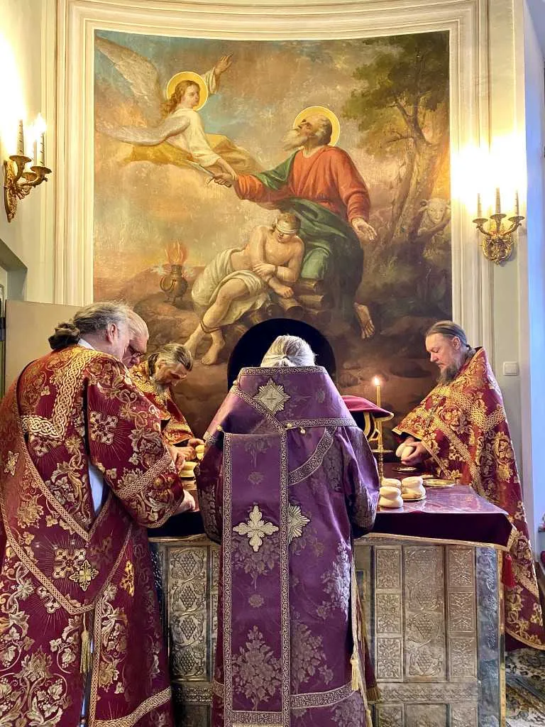 В Неделю 17-ю по Пятидесятнице епископ Алексий совершил Божественную Литургию в Троицком соборе