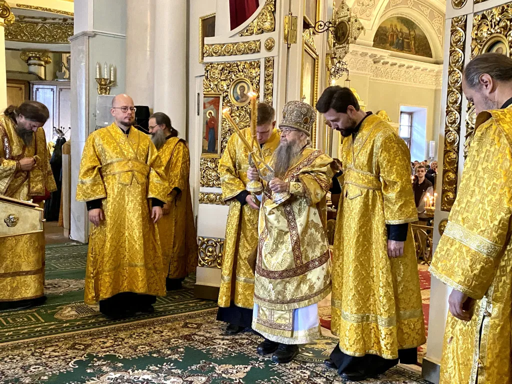 Божественная Литургия в Троицком соборе в Неделю 10-ю по Пятидесятнице