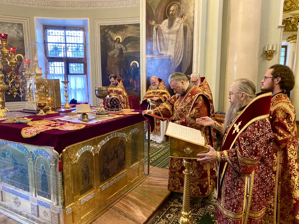 Божественная Литургия в Троицком соборе в Неделю 16-ю по Пятидесятнице