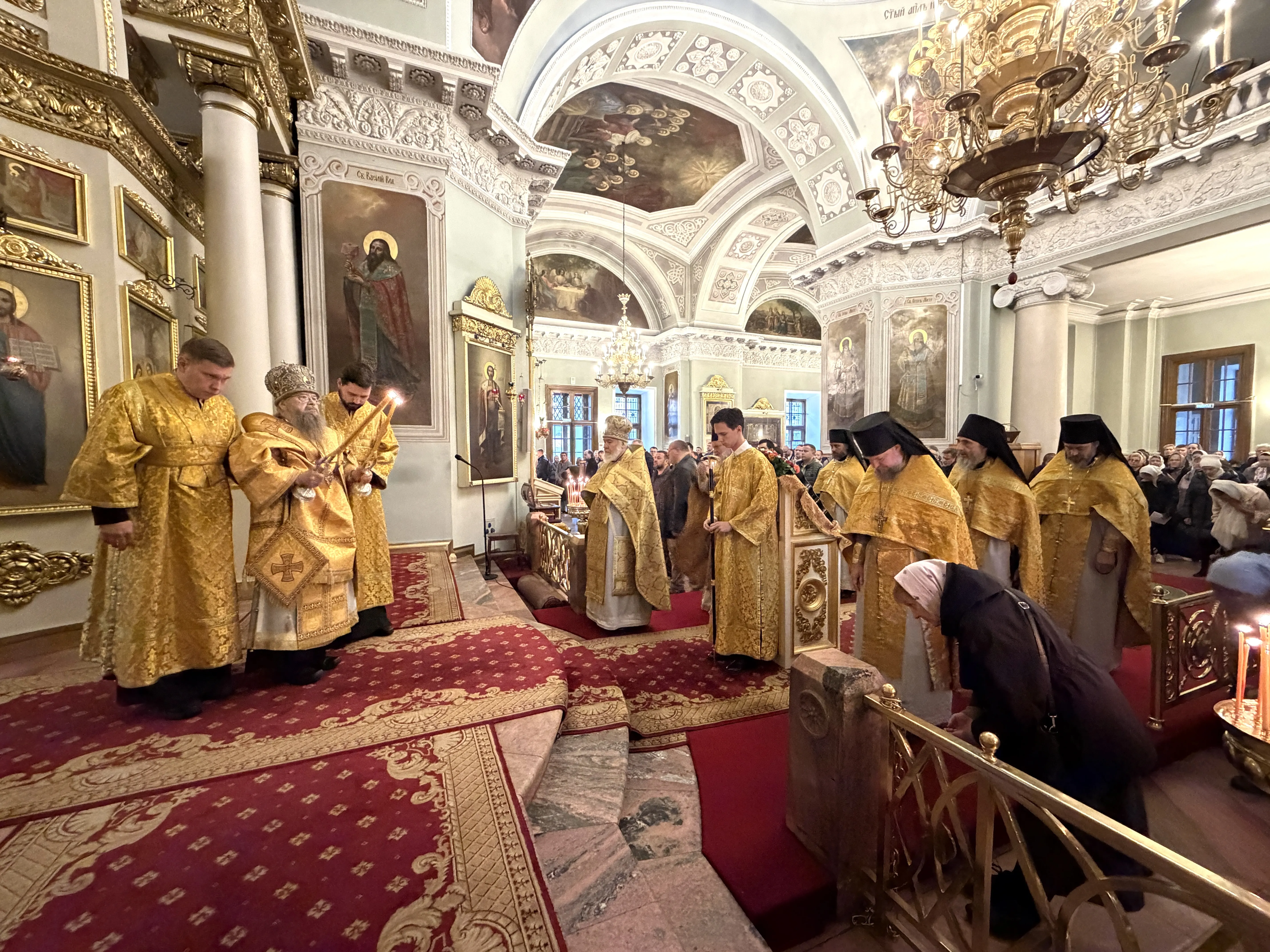 Божественная Литургия в Троицком соборе в Неделю 19-ю по Пятидесятнице