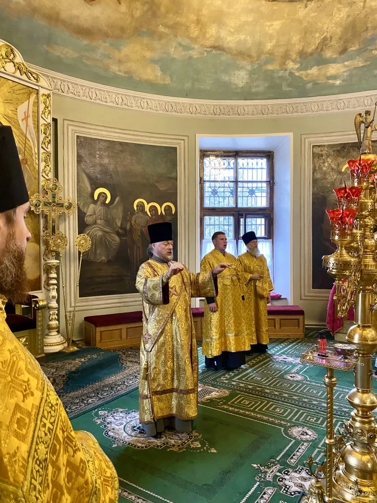 Божественная Литургия в Троицком соборе в Неделю 17-ю по Пятидесятнице