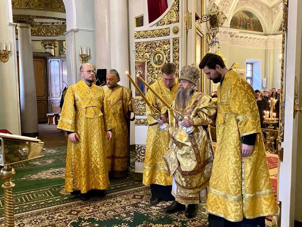 Божественная Литургия в Троицком соборе в Неделю 17-ю по Пятидесятнице