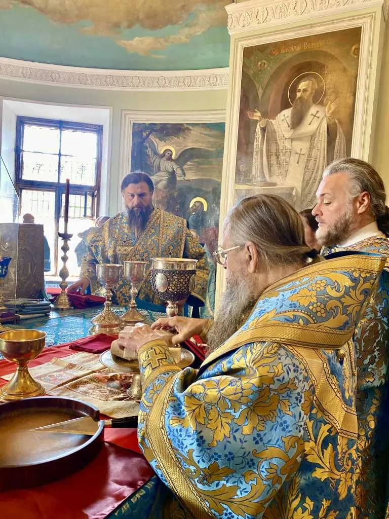 Божественная Литургия в Троицком соборе в Неделю 16-ю по Пятидесятнице