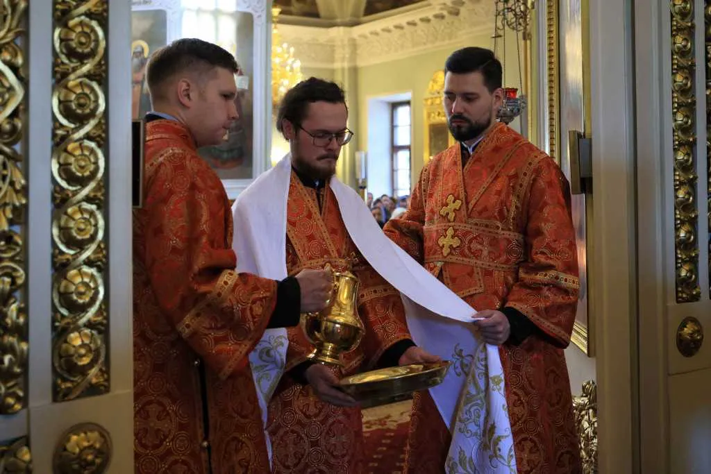 Торжественное богослужение в Неделю 5-ю по Пасхе, день памяти святителя Алексия Московского