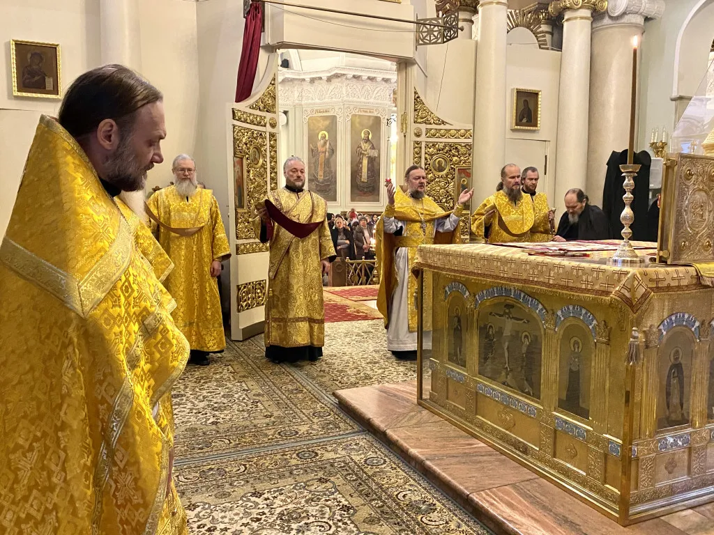 Божественная Литургия в Троицком соборе в Неделю 25-ю по Пятидесятнице
