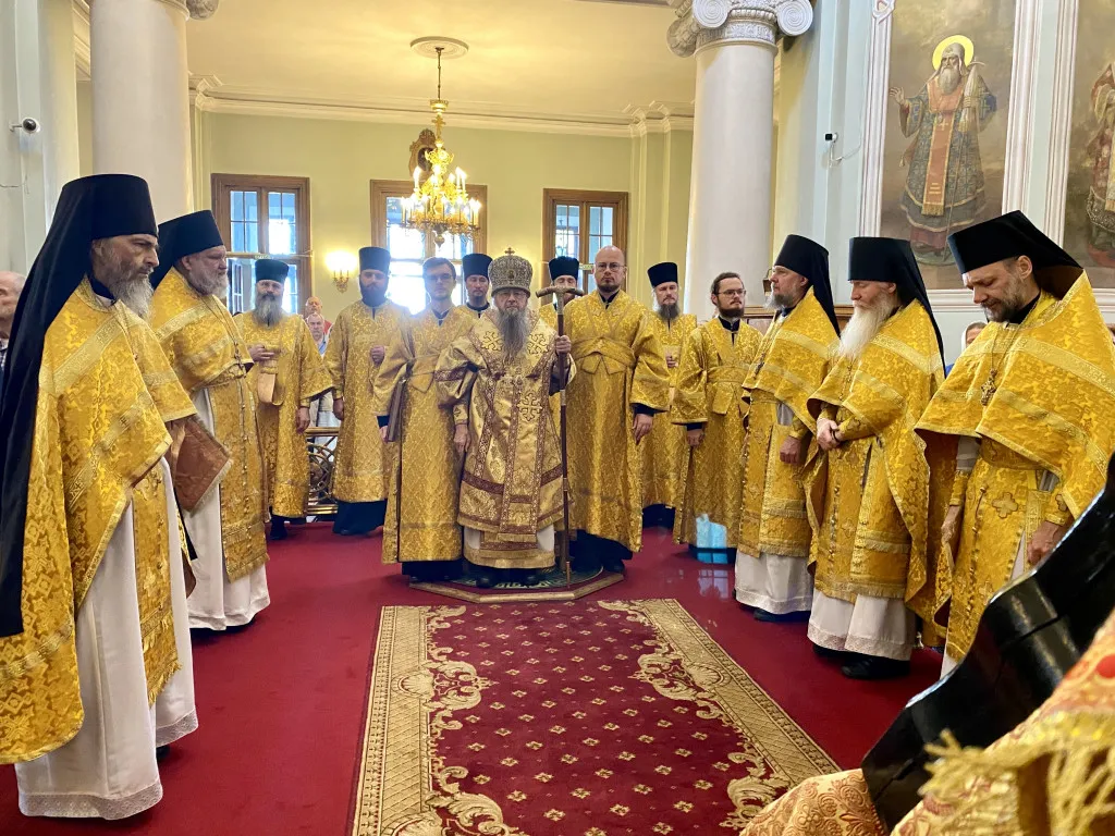 Божественная Литургия в Троицком соборе в Неделю 10-ю по Пятидесятнице