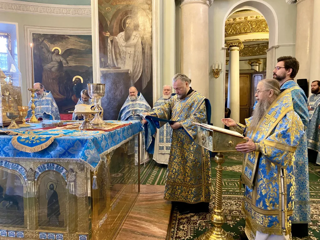 Божественная Литургия в Троицком соборе в Неделю 26-ю по Пятидесятнице