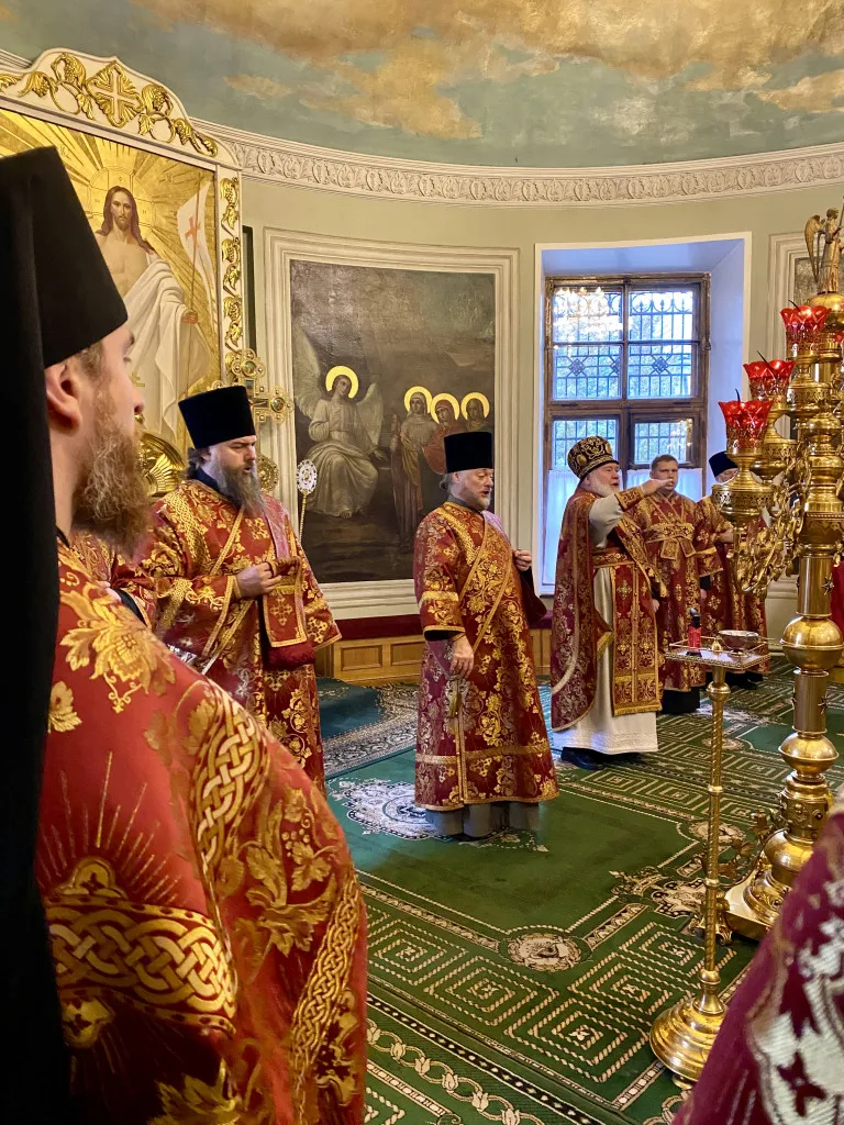 Божественная Литургия в Троицком соборе в Неделю 16-ю по Пятидесятнице