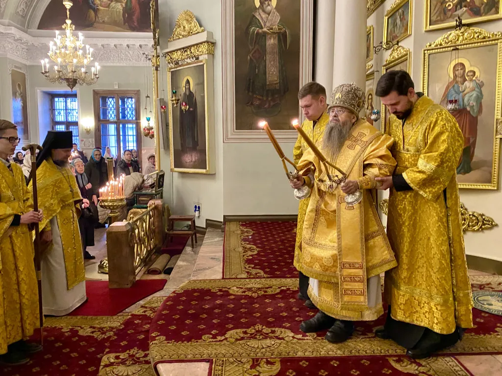 Божественная Литургия в Троицком соборе в Неделю 21-ю по Пятидесятнице