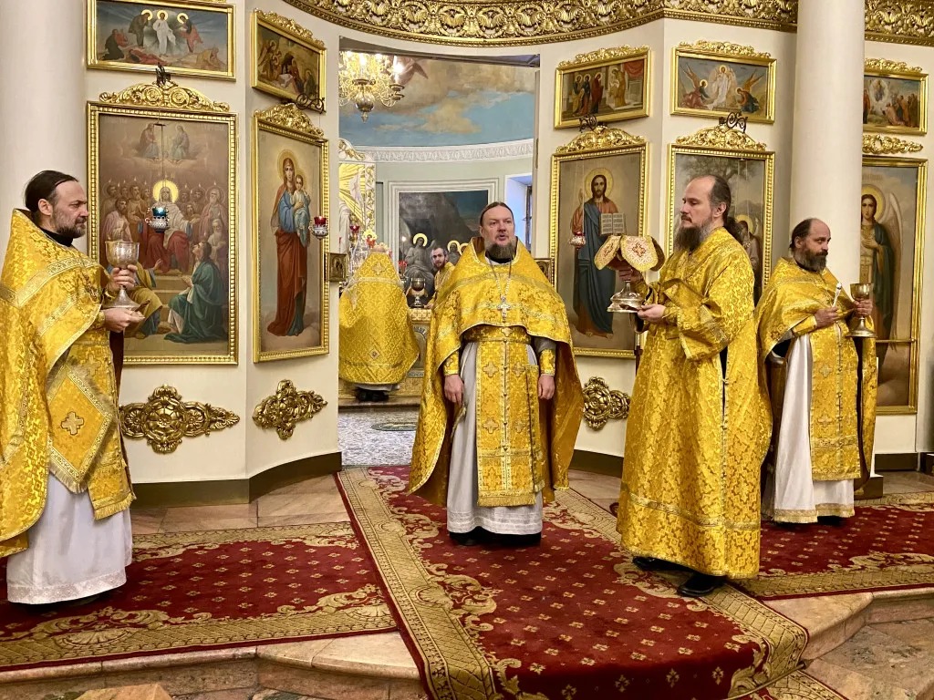 Божественная Литургия в Троицком соборе в Неделю 32-ю по Пятидесятнице