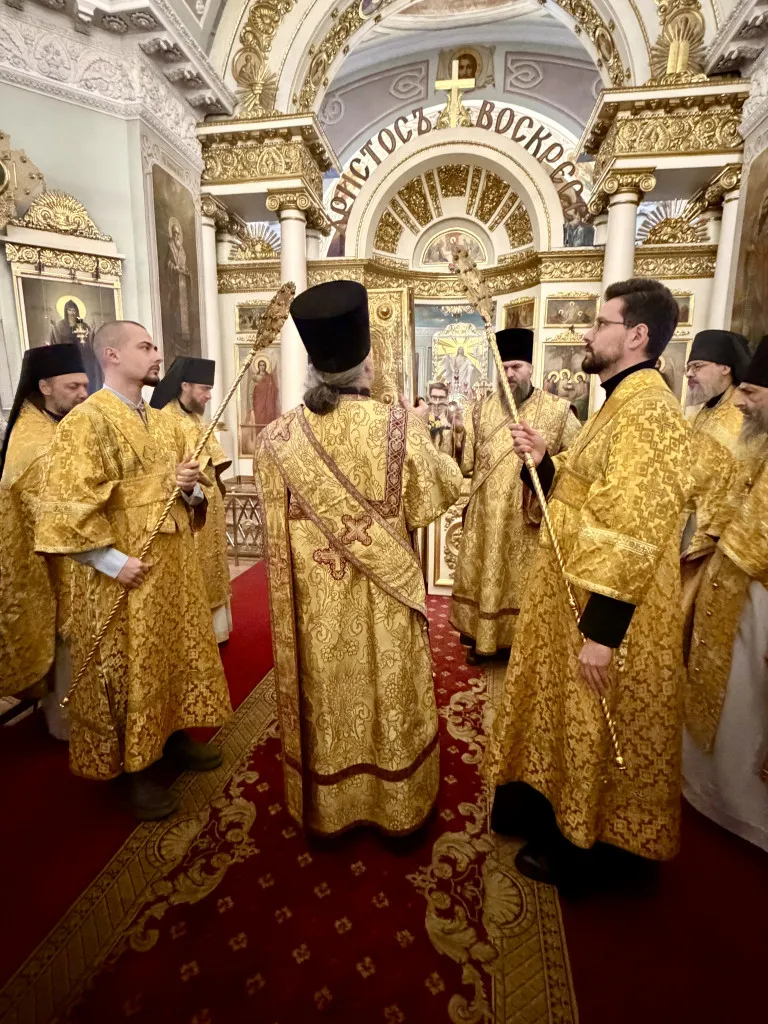 Божественная Литургия в Троицком соборе в Неделю о мытаре и фарисее