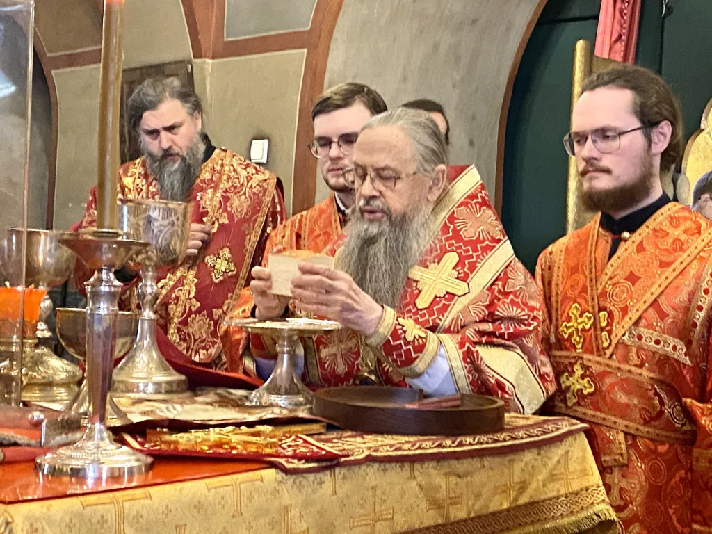 В день Радоницы епископ Алексий совершил Божественную Литургию в Даниловом монастыре