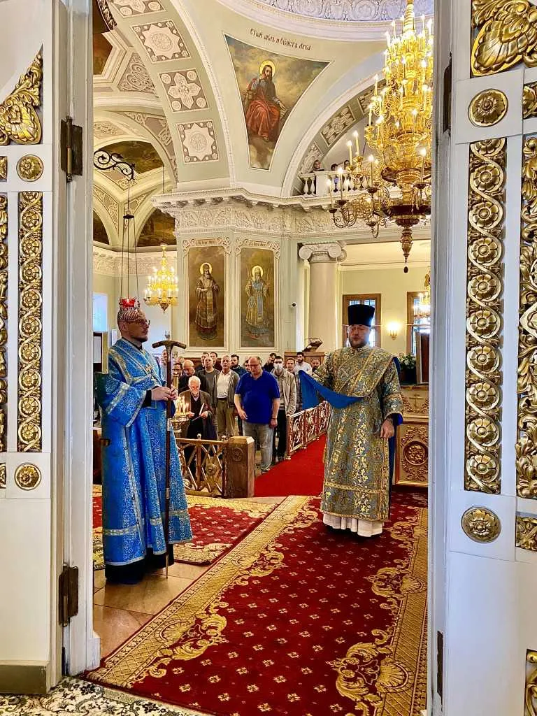 Божественная Литургия в Троицком соборе в Неделю 16-ю по Пятидесятнице