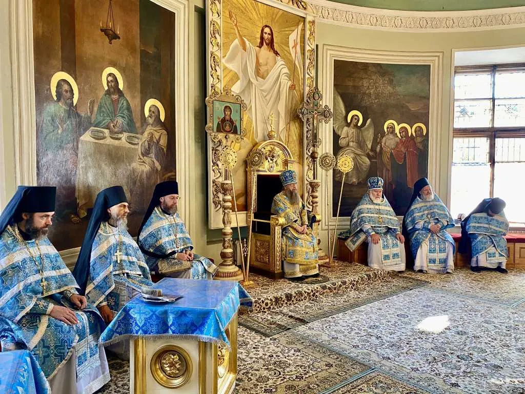 Божественная Литургия в Троицком соборе в Неделю 16-ю по Пятидесятнице