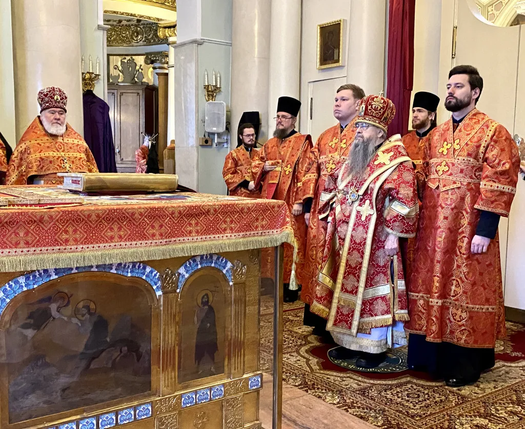 В Неделю 4 по Пасхе, о расслабленном, епископ Алексий совершил Божественную Литургию в Даниловом монастыре