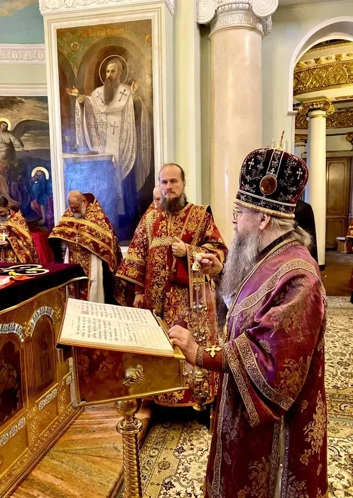 В Неделю 17-ю по Пятидесятнице епископ Алексий совершил Божественную Литургию в Троицком соборе