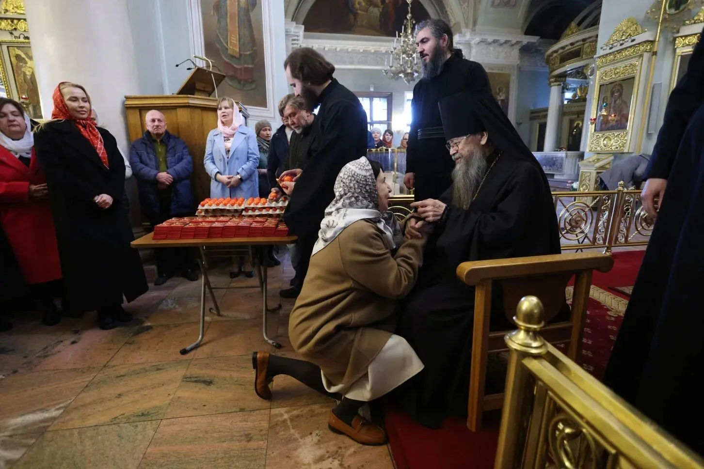 Сотрудники Данилова монастыря поздравили наместника обители с праздником Воскресения Христова