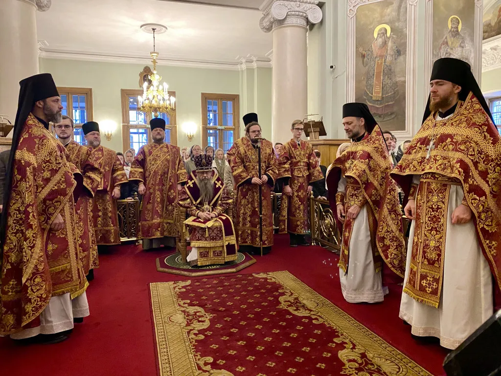 Божественная Литургия в Троицком соборе в Неделю 16-ю по Пятидесятнице