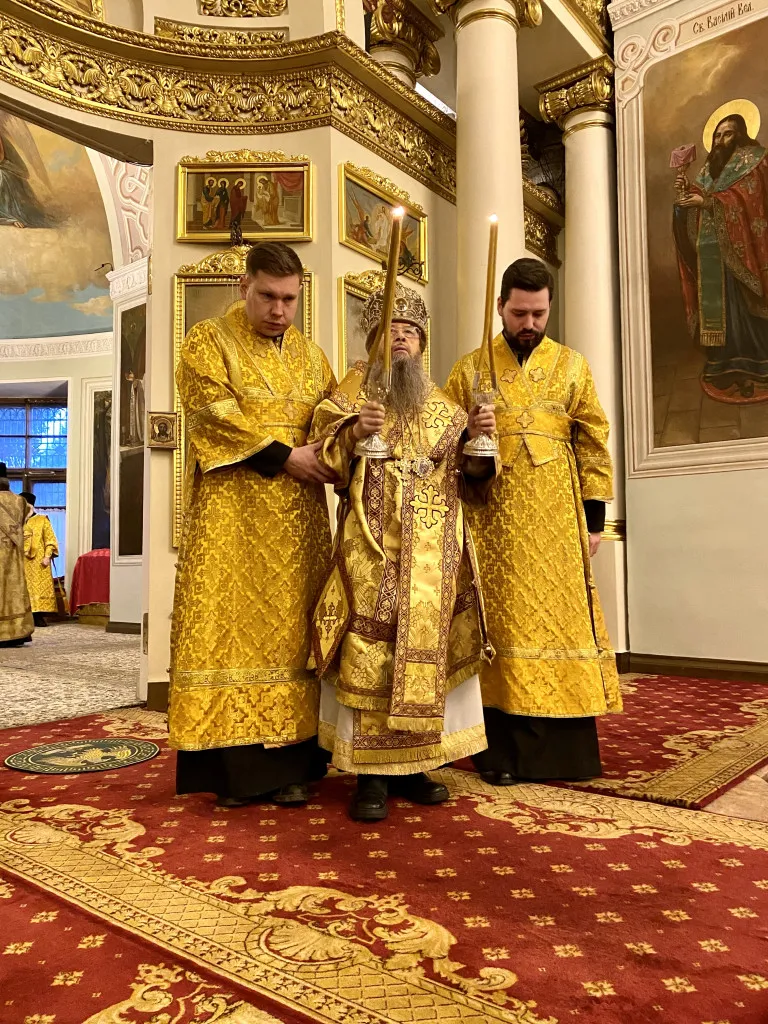 Божественная Литургия в Троицком соборе в Неделю 32-ю по Пятидесятнице