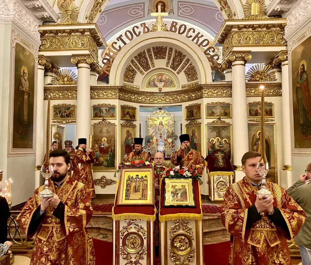 В Неделю 17-ю по Пятидесятнице епископ Алексий совершил Божественную Литургию в Троицком соборе