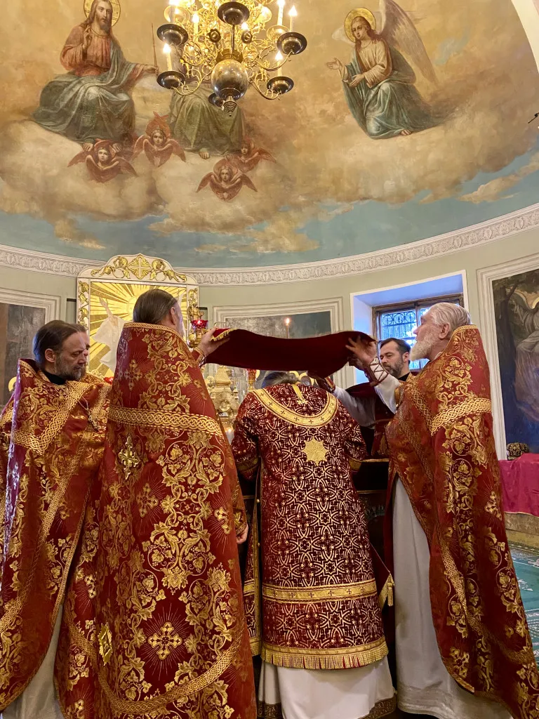 Божественная Литургия в Троицком соборе в Неделю 16-ю по Пятидесятнице