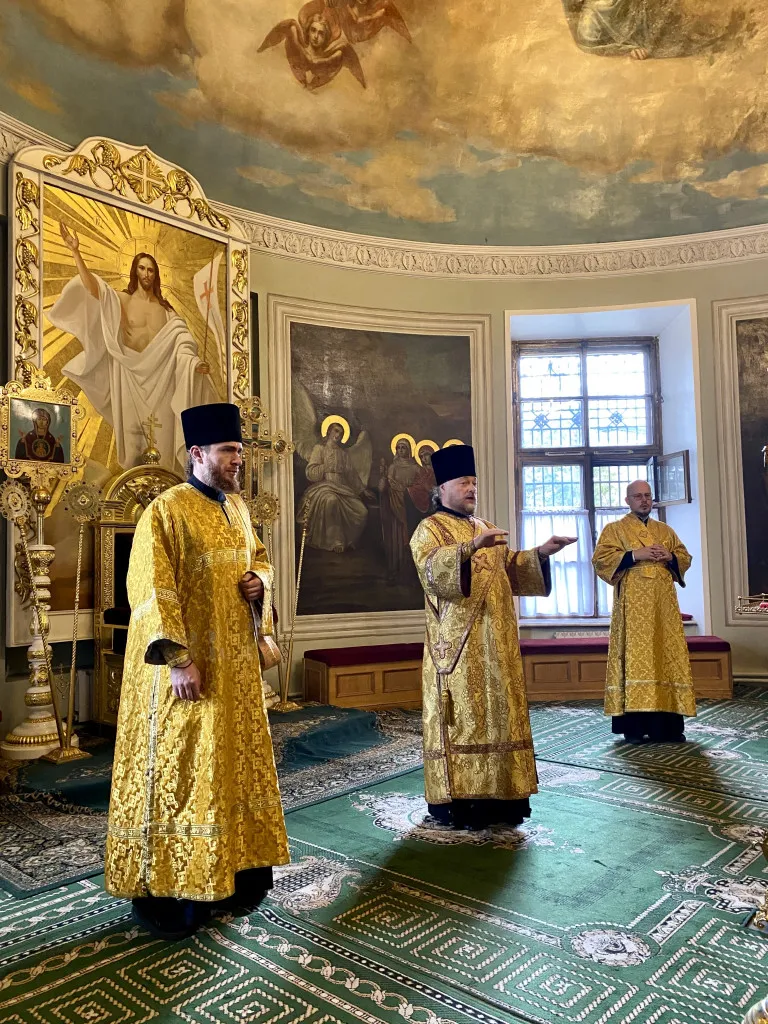 Божественная Литургия в Троицком соборе в Неделю 4-ю по Пятидесятнице