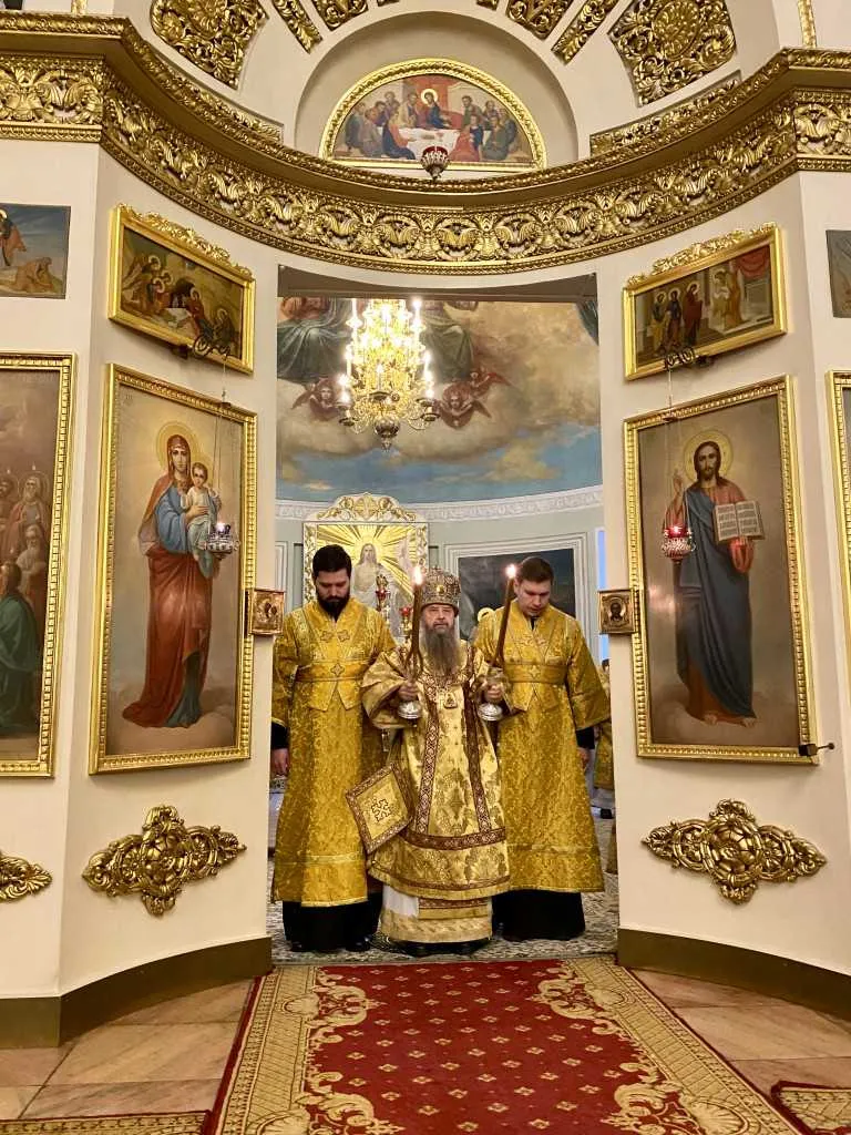 Божественная Литургия в Троицком соборе в Неделю 35-ю по Пятидесятнице