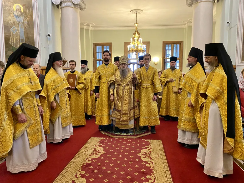 Божественная Литургия в Троицком соборе в Неделю 4-ю по Пятидесятнице